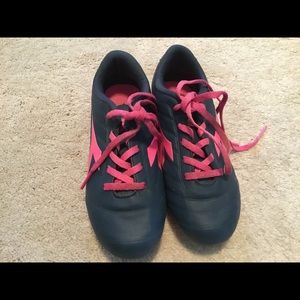 Diadora girls soccer / lacrosse cleats - Size 2